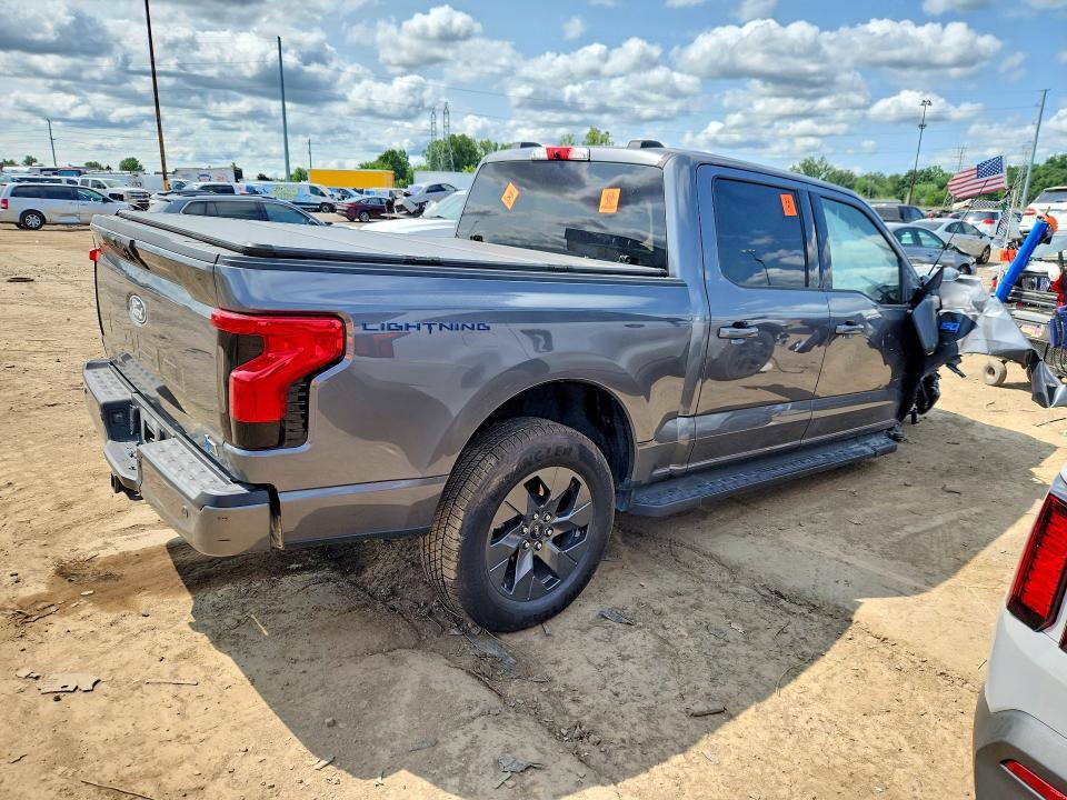 2025 FORD F150 LIGHTNING XLT — Фото 3 из 12