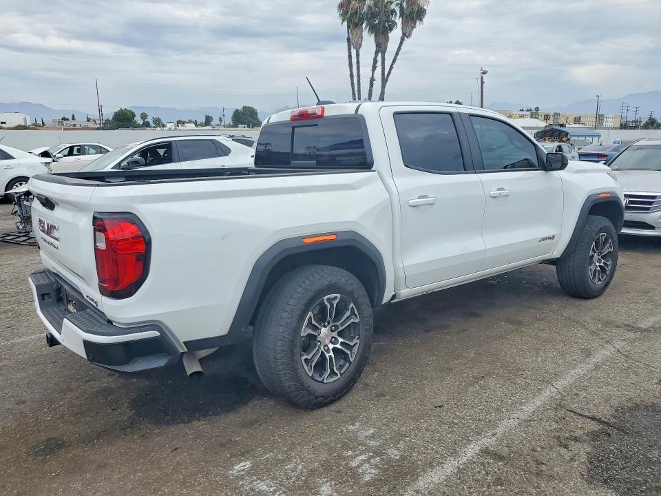 2025 GMC CANYON AT4 — Фото 3 из 12