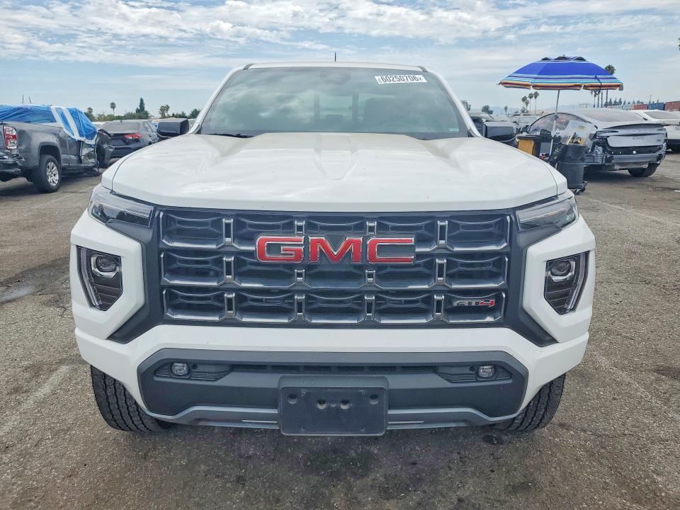 2025 GMC CANYON AT4 — Фото 5 из 12