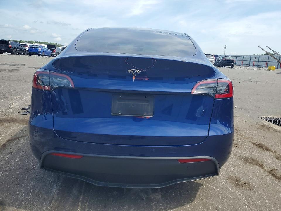2025 TESLA MODEL Y — Фото 6 из 12