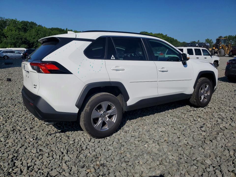 2025 TOYOTA RAV4 XLE — Фото 3 из 13