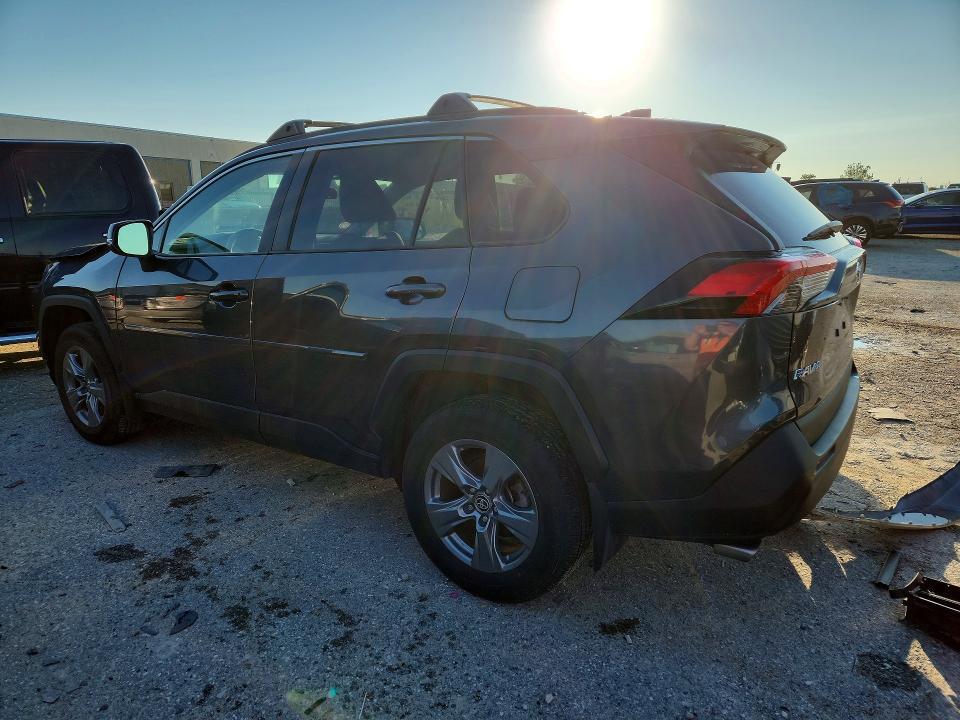 2025 TOYOTA RAV4 XLE — Фото 2 из 13