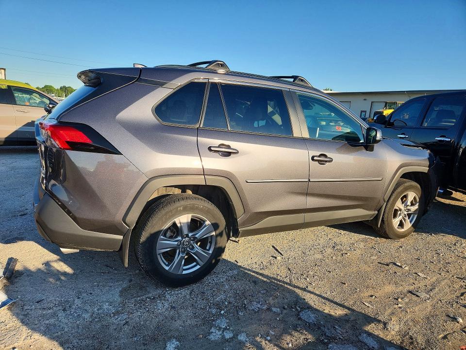 2025 TOYOTA RAV4 XLE — Фото 3 из 13