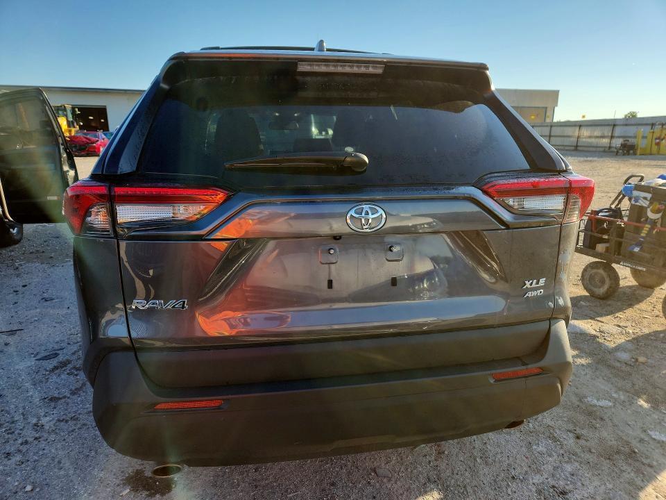 2025 TOYOTA RAV4 XLE — Фото 6 из 13
