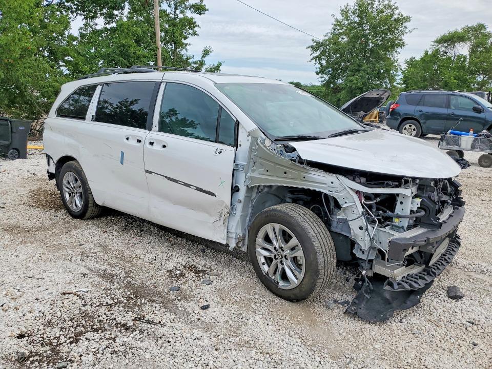 2025 TOYOTA SIENNA XLE 7-PASSENGER — Фото 4 из 14