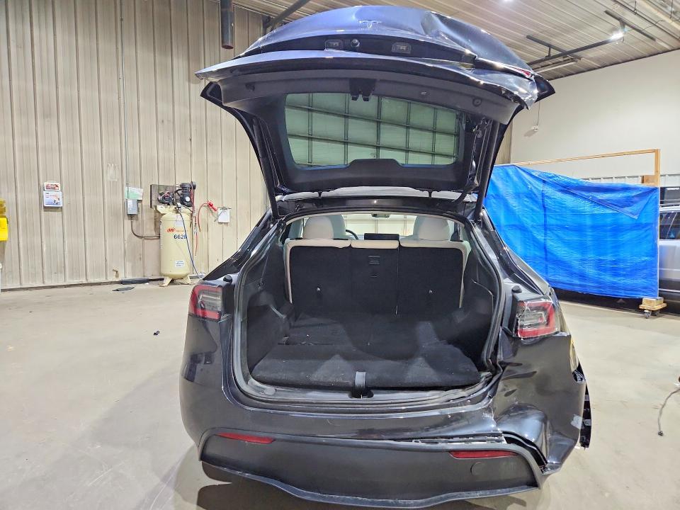 2024 TESLA MODEL Y — Фото 6 из 12