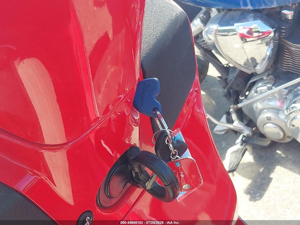 ZAPM459L6A5700740 2010 VESPA GTS photo no. 11