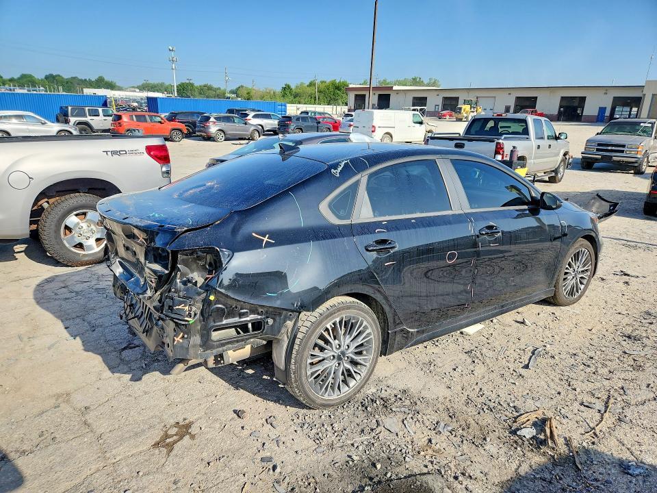 2023 KIA FORTE GT LINE — Фото 3 из 12