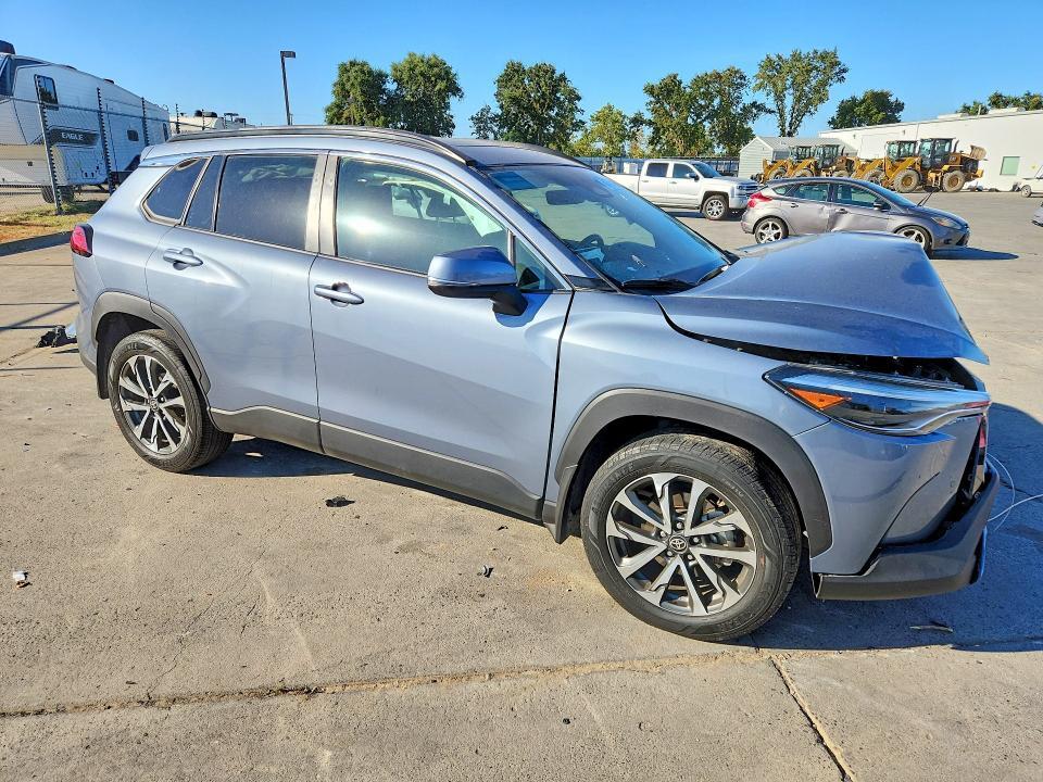 2023 TOYOTA COROLLA CROSS XLE — Фото 4 из 13