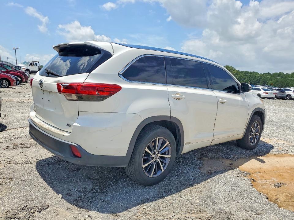 2017 TOYOTA HIGHLANDER XLE — Фото 3 из 13