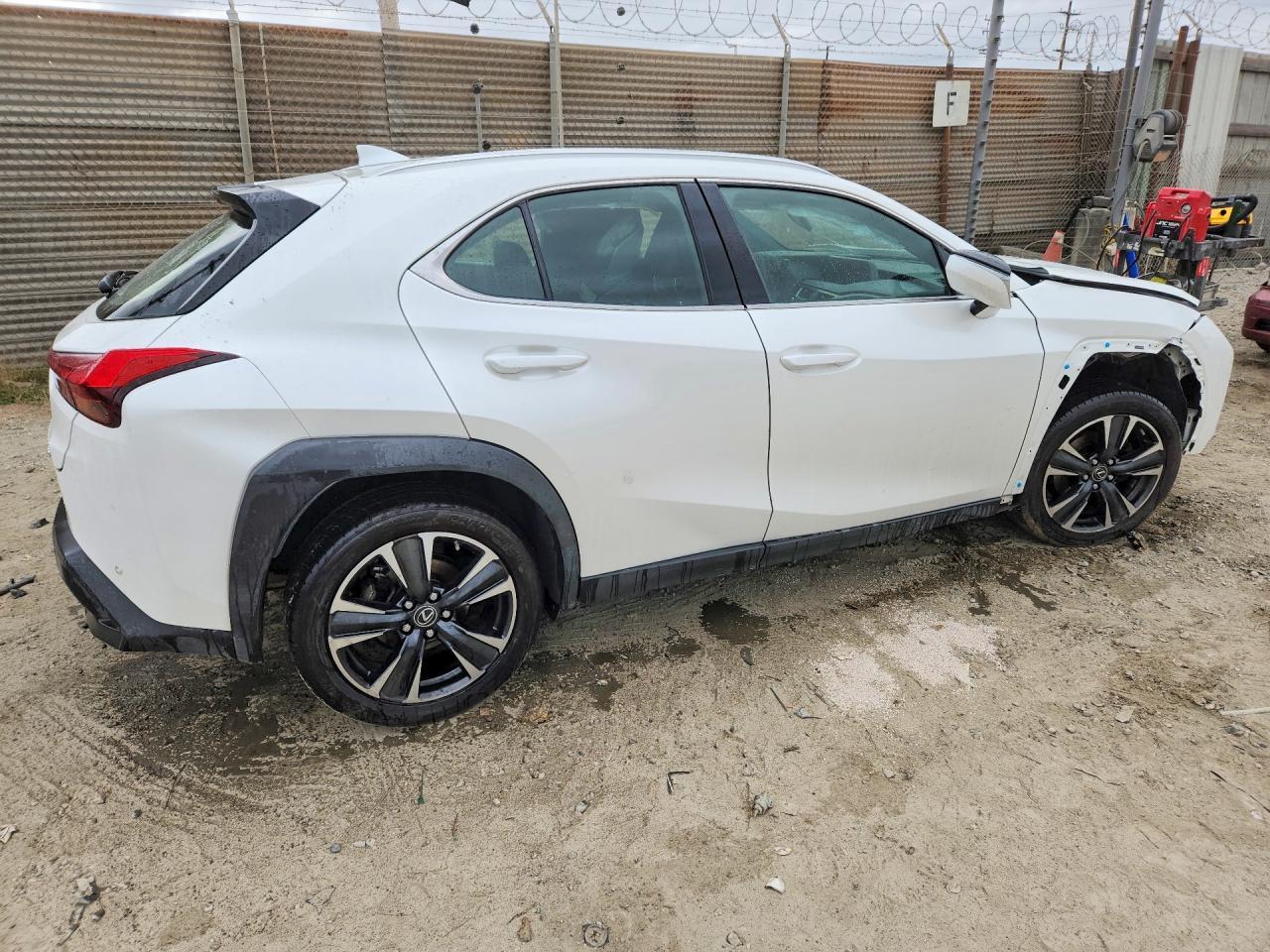 2022 LEXUS UX 200 BASE — Фото 3 из 13