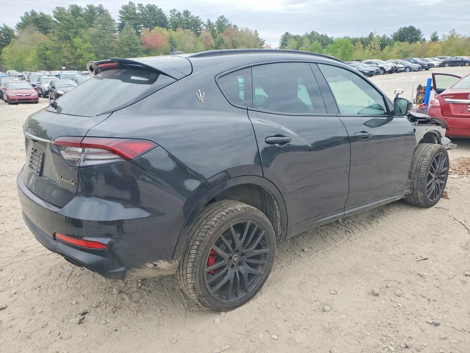 2022 MASERATI LEVANTE BASE — Фото 3 из 14