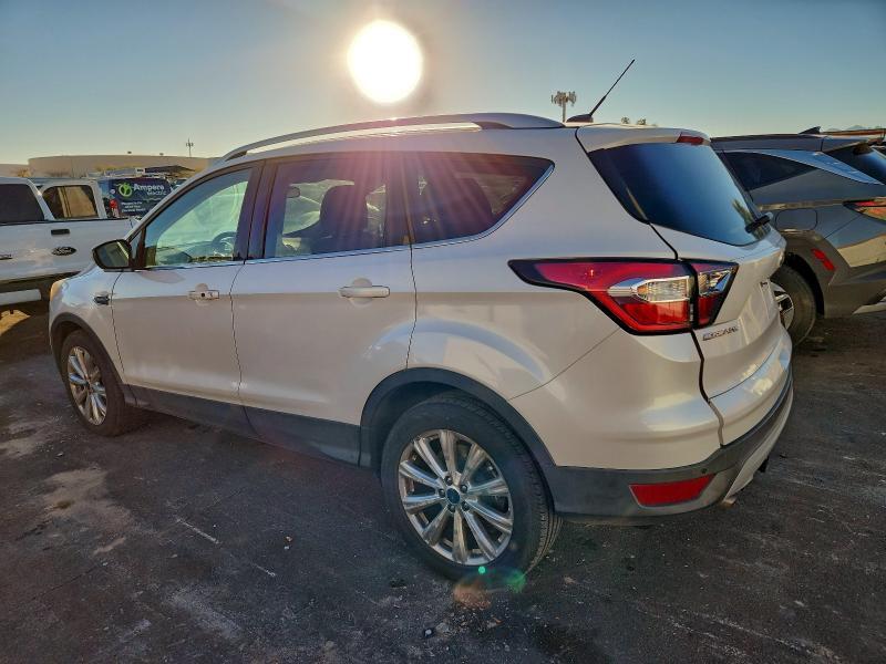 1FMCU0J90HUE97761 2017 FORD ESCAPE photo no. 2