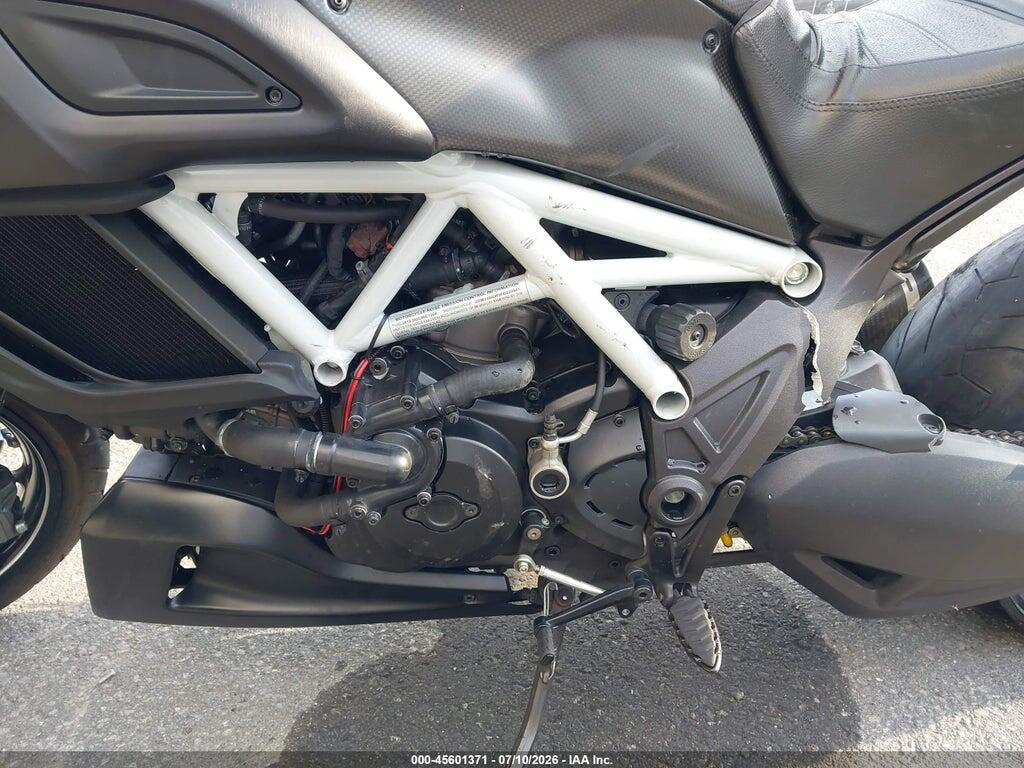 ZDM13BSW9FB020841 2015 DUCATI DIAVEL photo no. 9