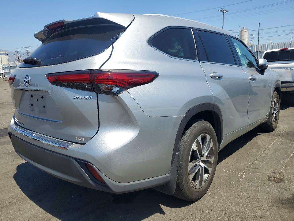 2022 TOYOTA HIGHLANDER HYBRID XLE — Фото 3 из 13