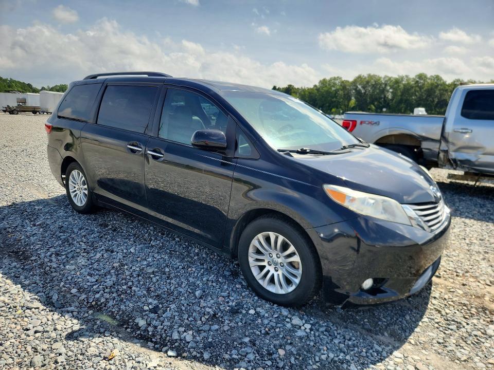 2016 TOYOTA SIENNA XLE PREMIUM 8-PASSENGER — Фото 4 из 13