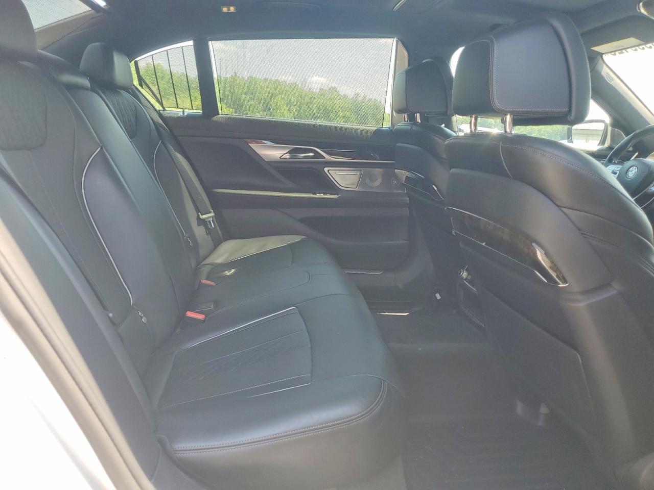 2016 BMW 750 XI — Фото 10 из 12