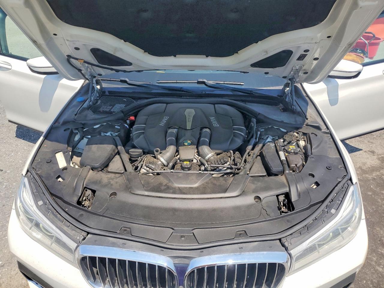 2016 BMW 750 XI — Фото 11 из 12
