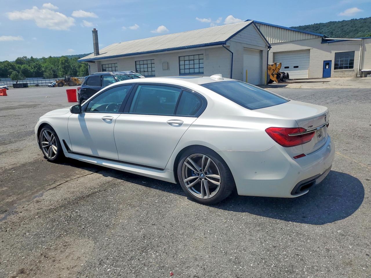 2016 BMW 750 XI — Фото 2 из 12