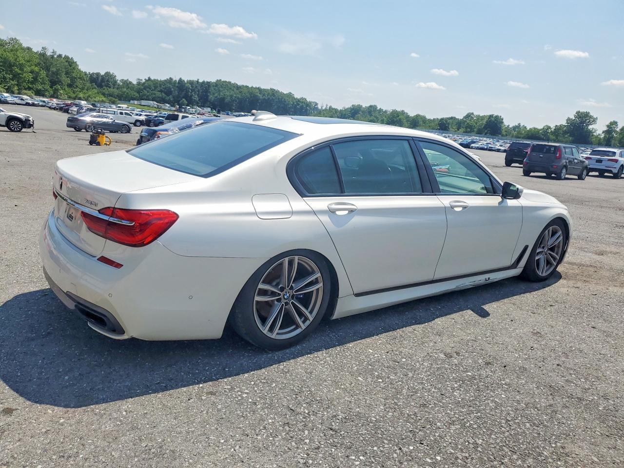 2016 BMW 750 XI — Фото 3 из 12