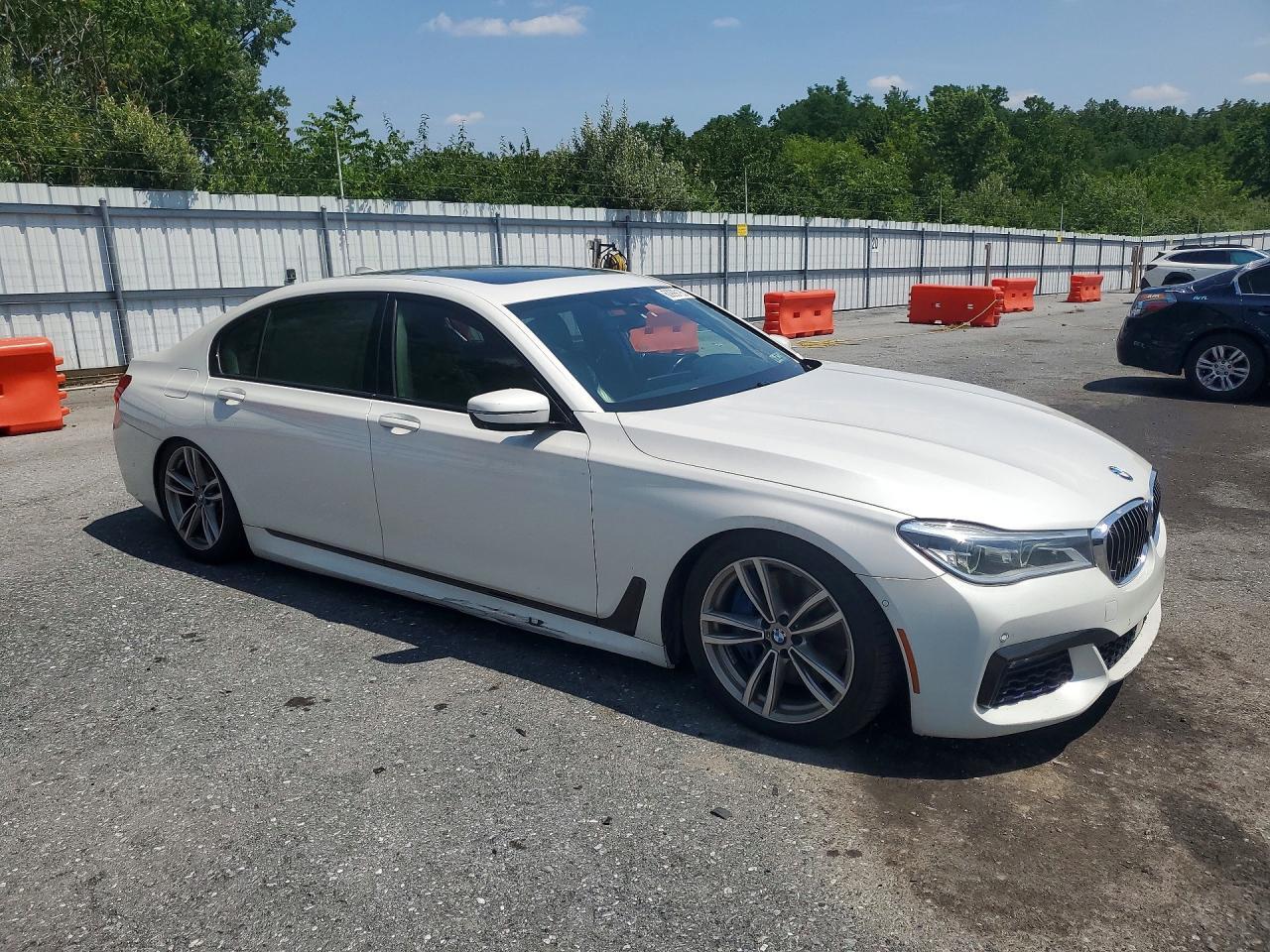 2016 BMW 750 XI — Фото 4 из 12
