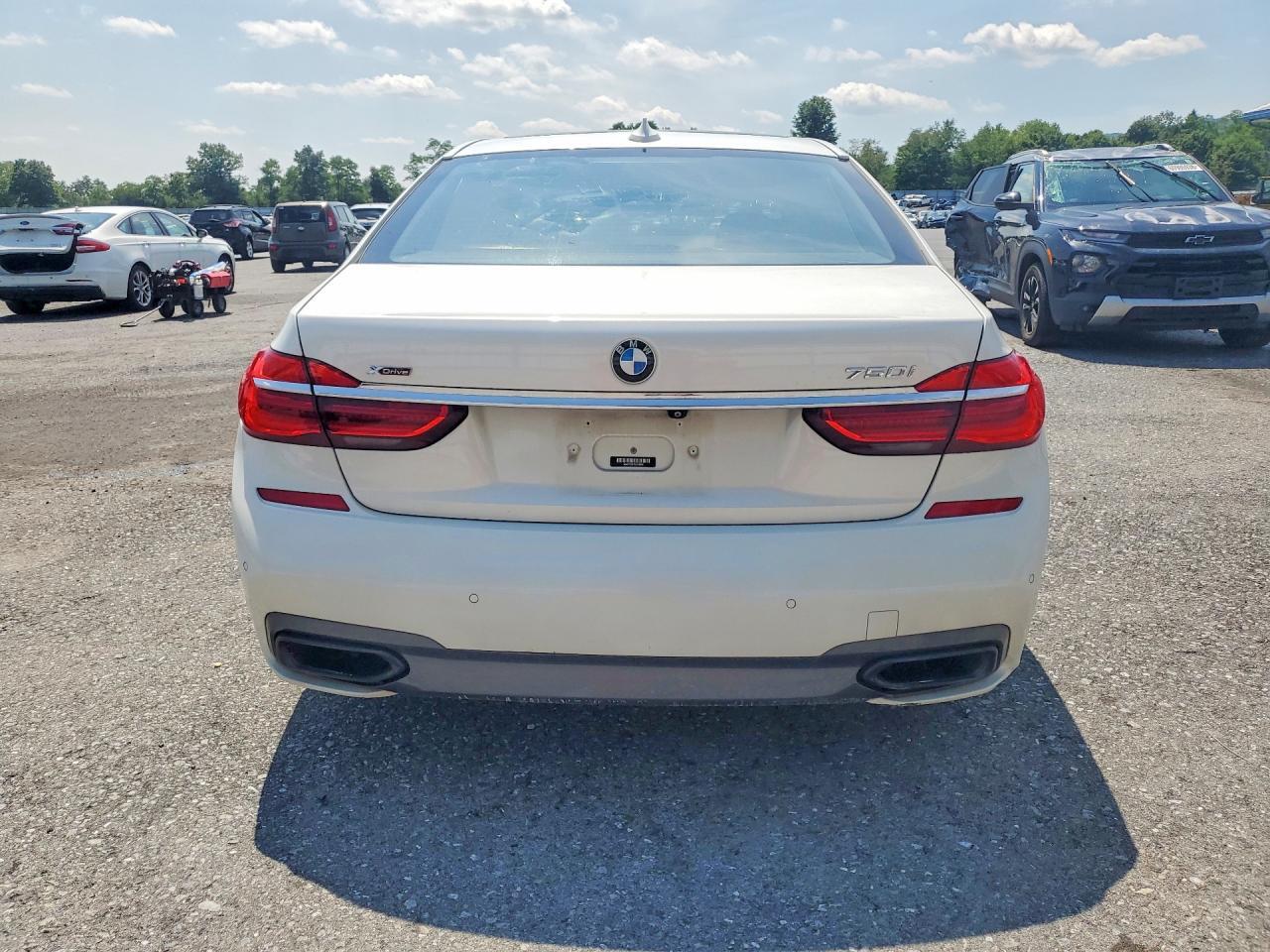 2016 BMW 750 XI — Фото 6 из 12
