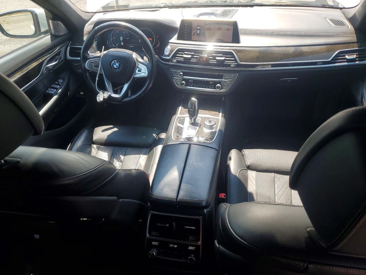 2016 BMW 750 XI — Фото 8 из 12