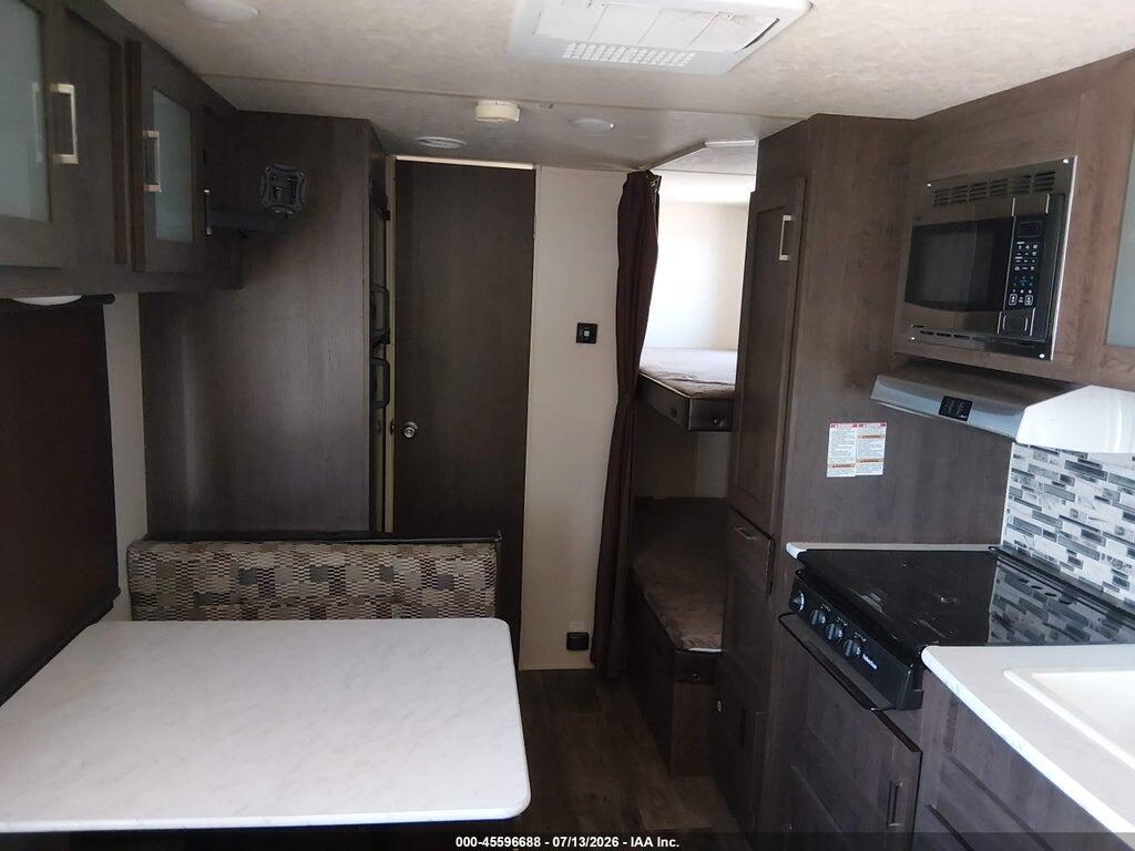 4X4TWDV26J7359014 2018 FOREST RIVER WILDWOOD X-LITE 201BHXL TRAVEL TRAILER photo no. 5
