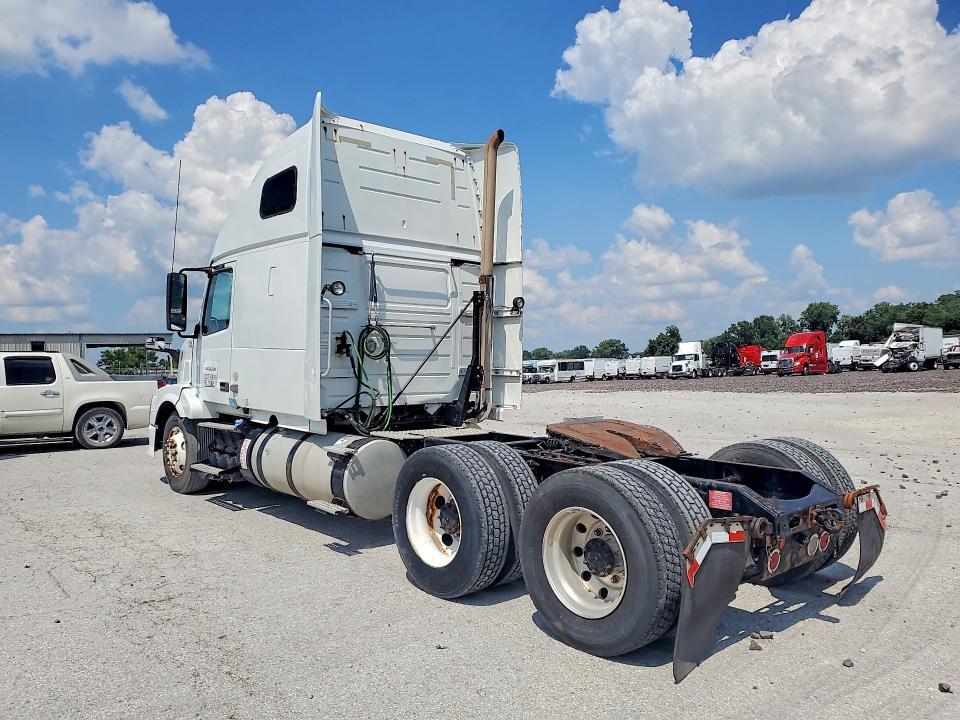 2013 VOLVO VNL SEMI TRUCK — Фото 2 из 13