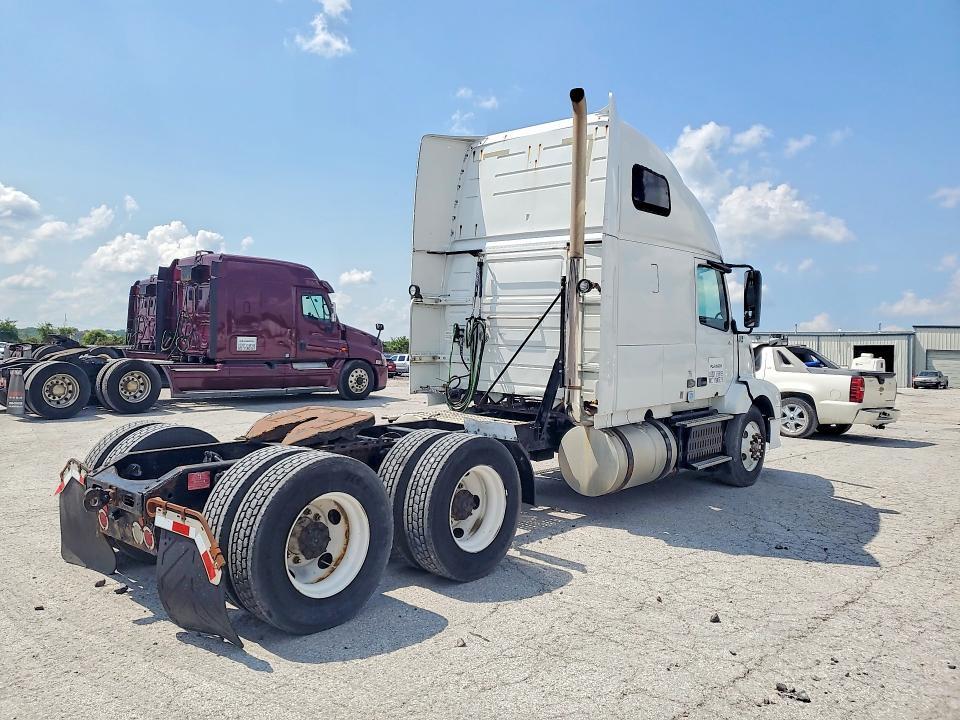 2013 VOLVO VNL SEMI TRUCK — Фото 3 из 13