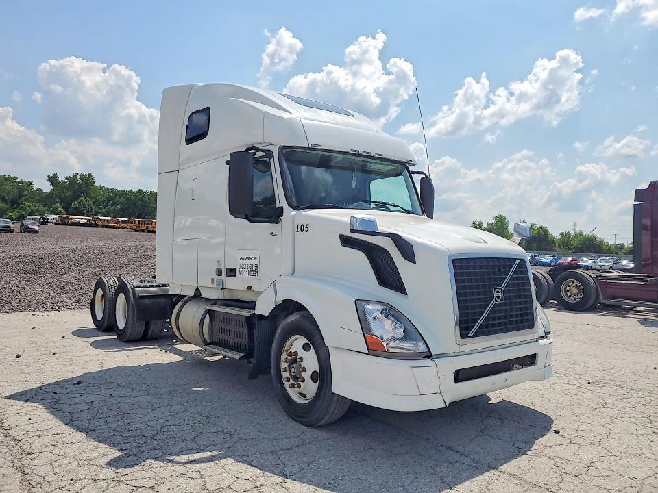 2013 VOLVO VNL SEMI TRUCK — Фото 4 из 13
