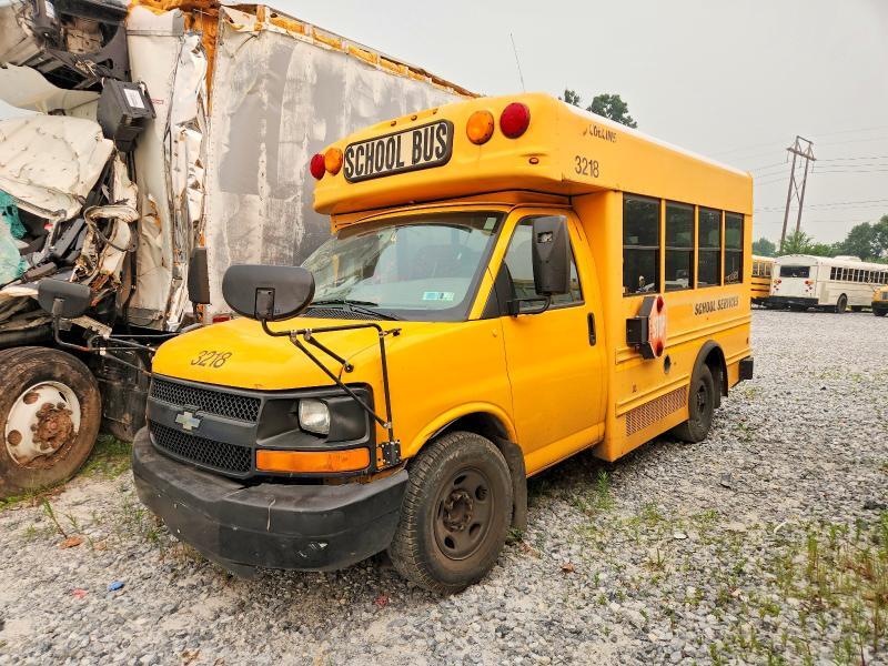 1GB0G2BA4B1108863 2011 CHEVROLET BUS photo no. 2