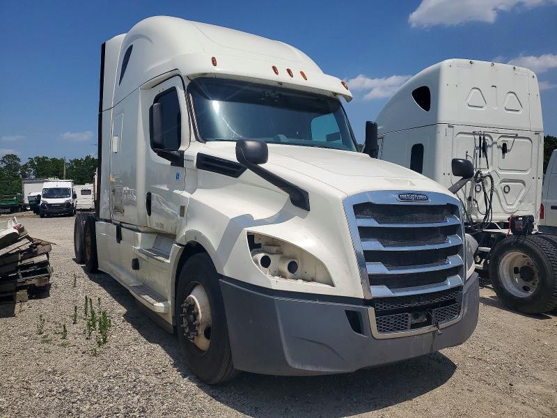 2018 FREIGHTLINER CASCADIA 126 SEMI TRUCK