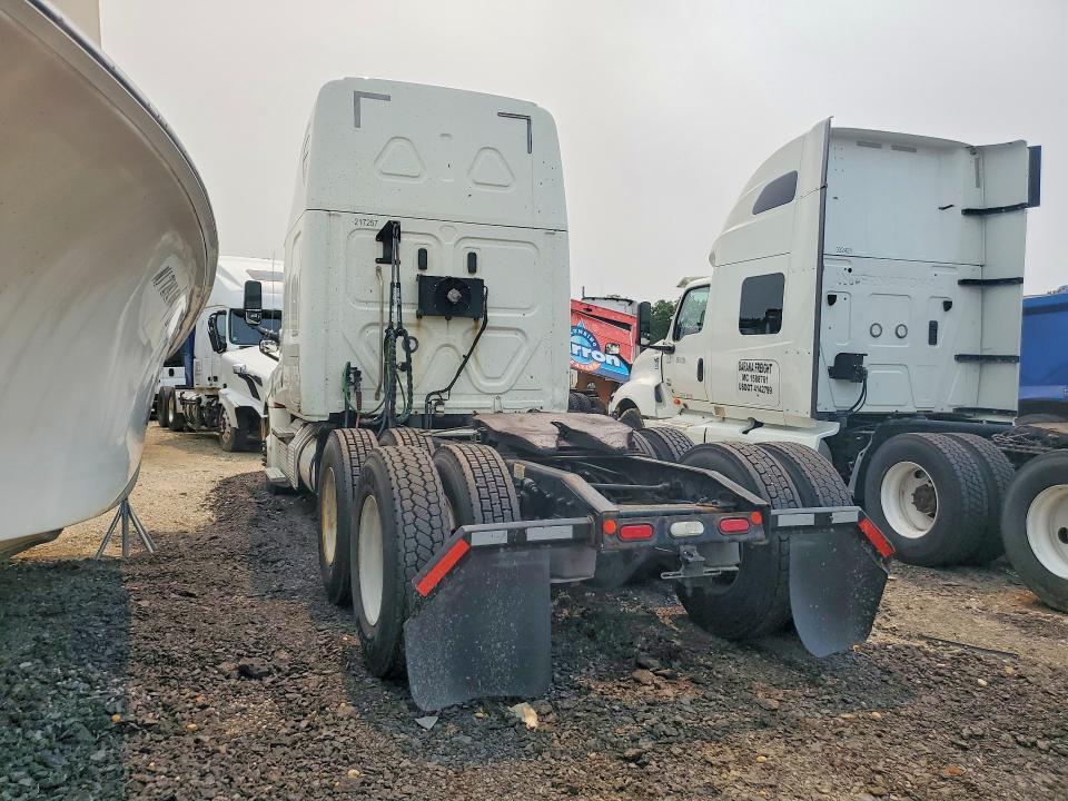2019 FREIGHTLINER CASCADIA 126 SEMI TRUCK — Фото 2 из 14