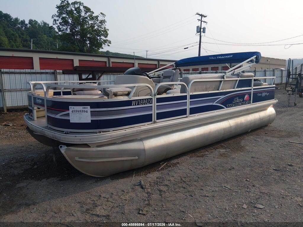 00000BUJ01479E415 2018 SUNTRACKER PONTOON photo no. 2