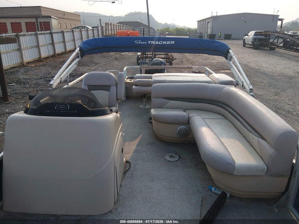 00000BUJ01479E415 2018 SUNTRACKER PONTOON photo no. 5