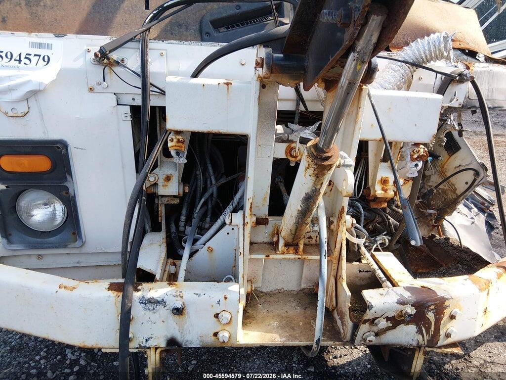 1M2AC07C83M007265 2003 MACK 600 photo no. 9