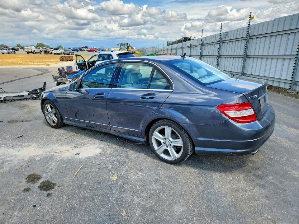 2011 MERCEDES-BENZ C 300 — Фото 2 из 13