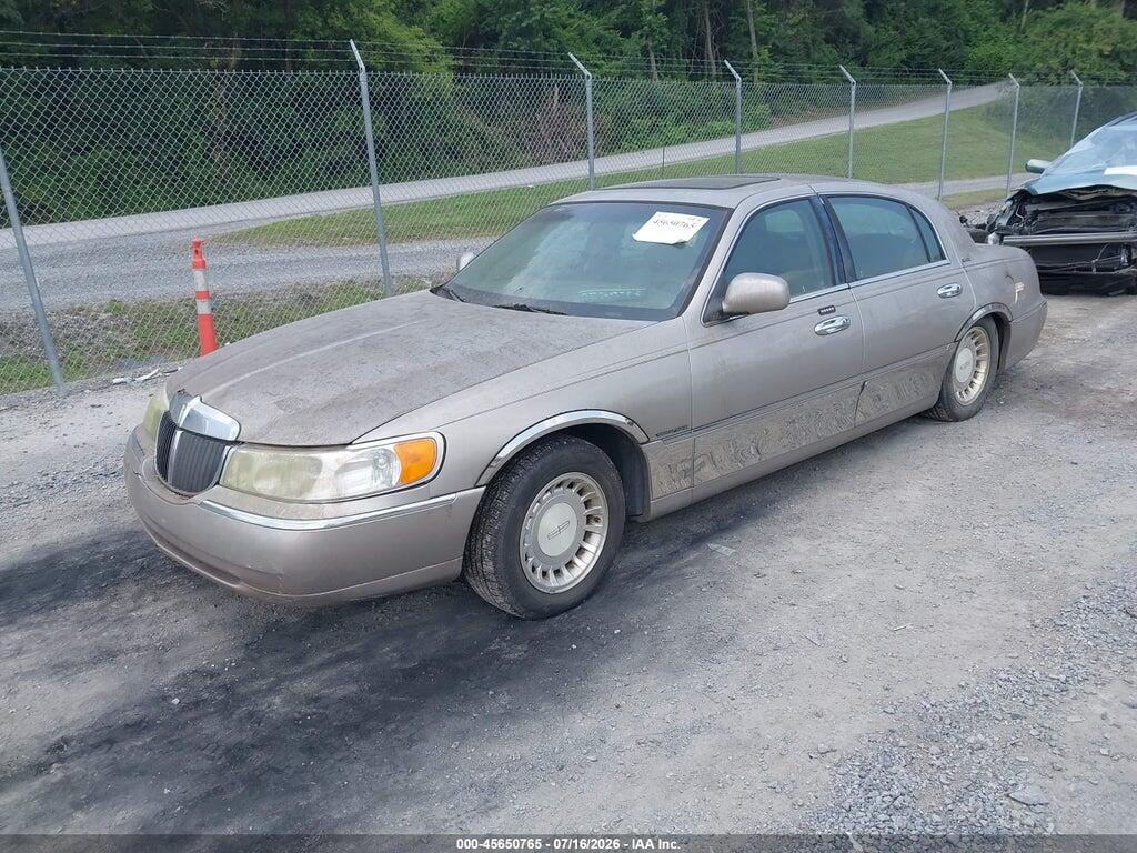 1LNHM81W11Y733634 2001 LINCOLN TOWN CAR photo no. 2