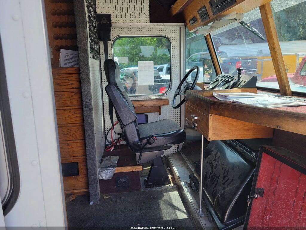 4UZA5FBC2YCG83263 2000 FREIGHTLINER CHASSIS photo no. 5