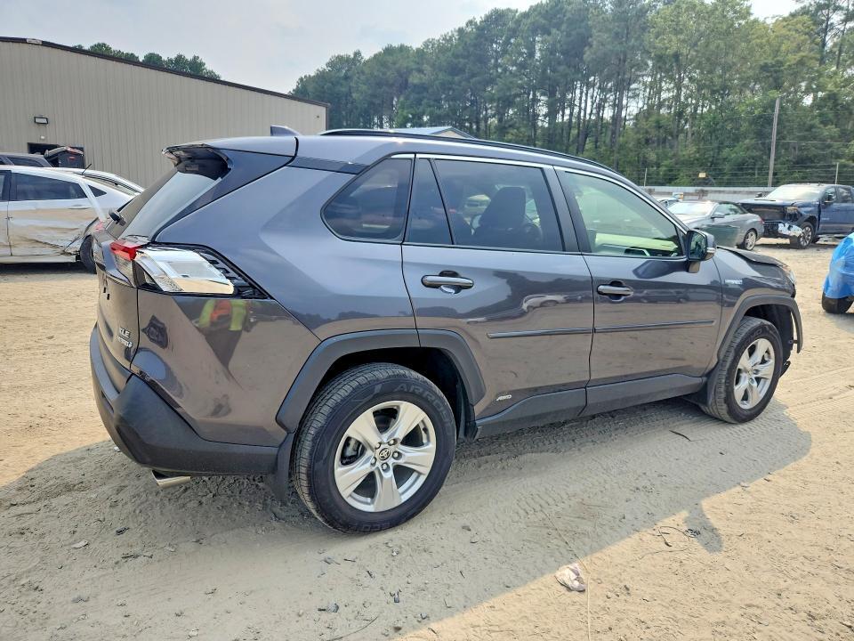 2021 TOYOTA RAV4 XLE — Фото 3 из 14