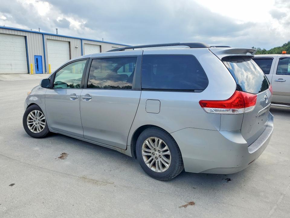 5TDYK3DC5BS007562 2011 TOYOTA SIENNA photo no. 2