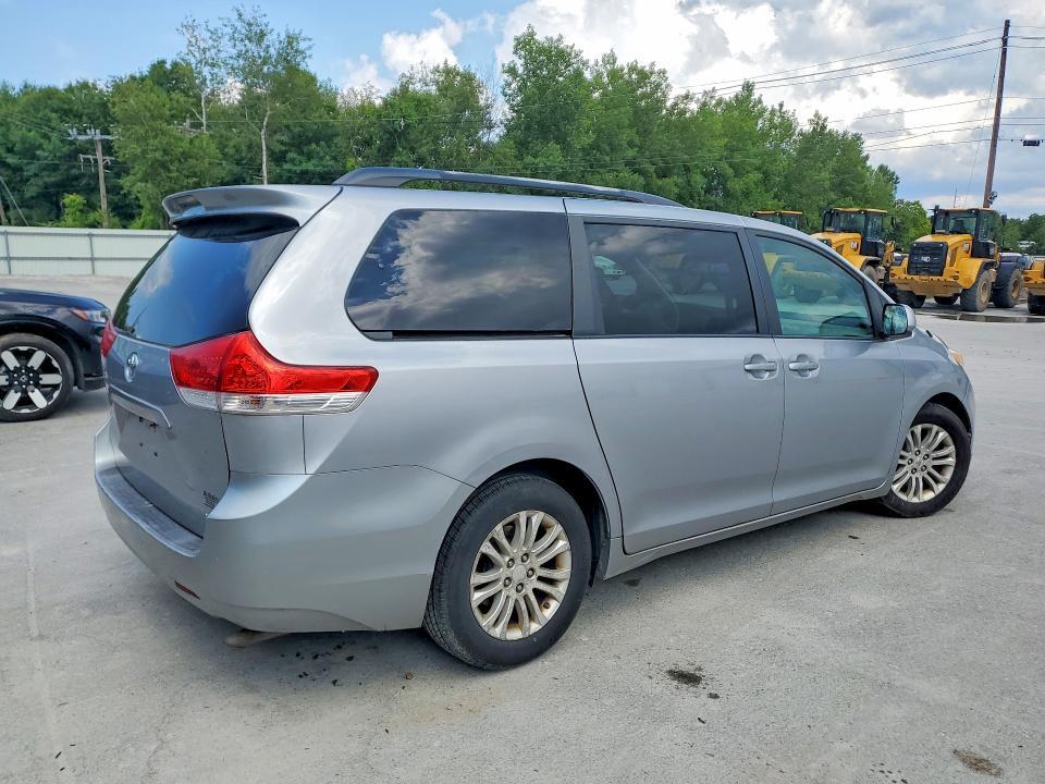 5TDYK3DC5BS007562 2011 TOYOTA SIENNA photo no. 3