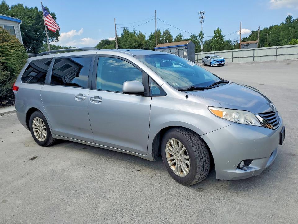 5TDYK3DC5BS007562 2011 TOYOTA SIENNA photo no. 4