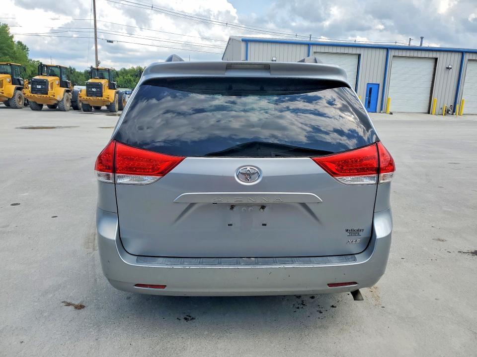5TDYK3DC5BS007562 2011 TOYOTA SIENNA photo no. 6