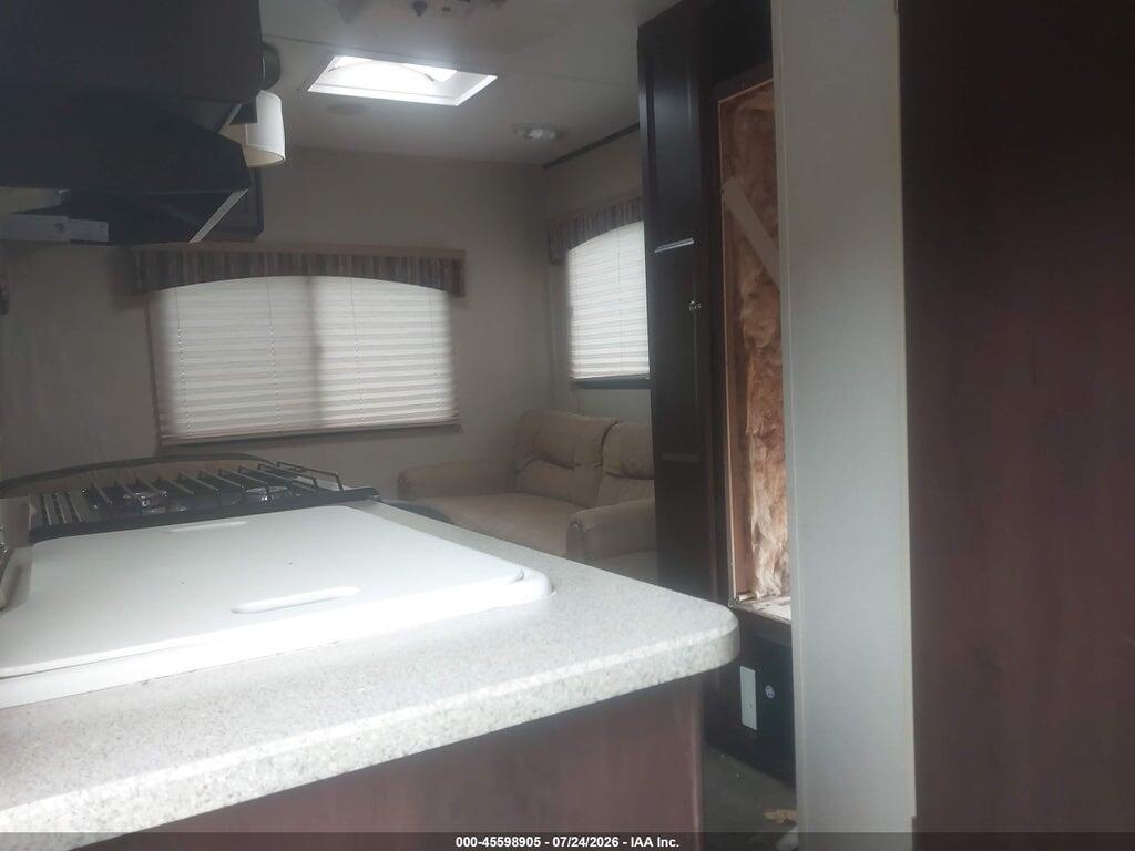4YDT19224FH930679 2015 KEYSTONE COLEMAN photo no. 8