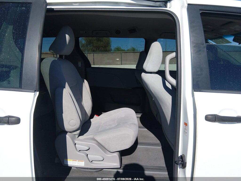 5TDZZ3DC6HS820840 2017 TOYOTA SIENNA photo no. 8