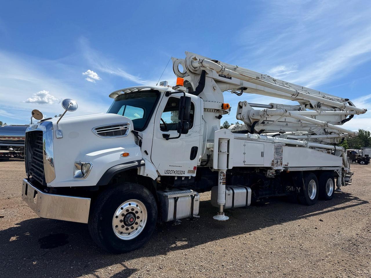2020 FREIGHTLINER 108SD CONCRETE PUMP TRUCK — Фото 2 из 10