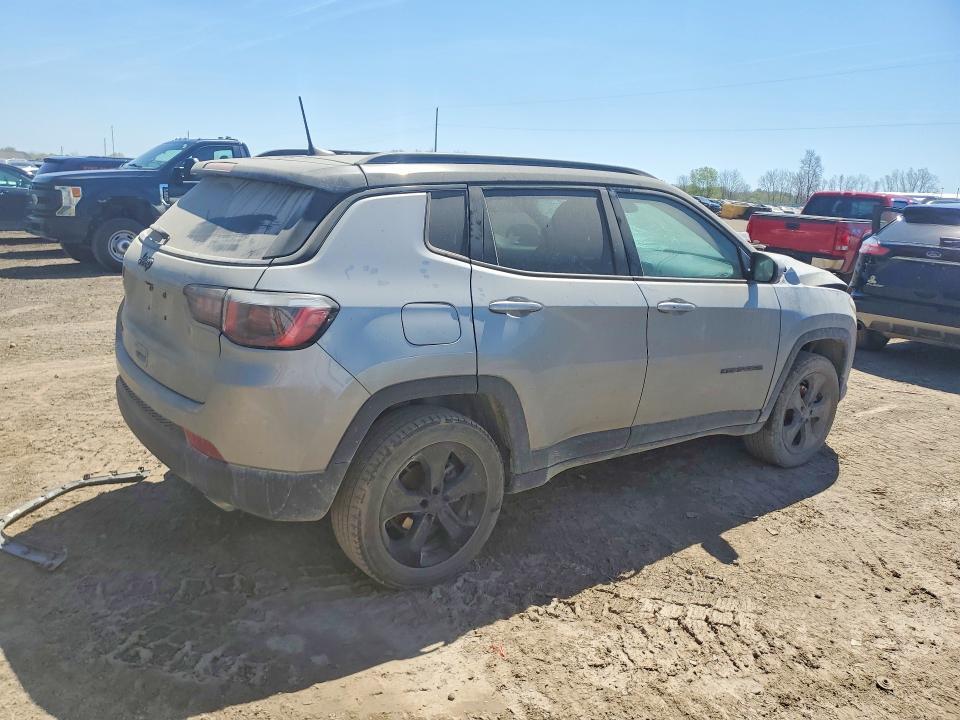 3C4NJDBB2JT325259 2018 JEEP COMPASS photo no. 3
