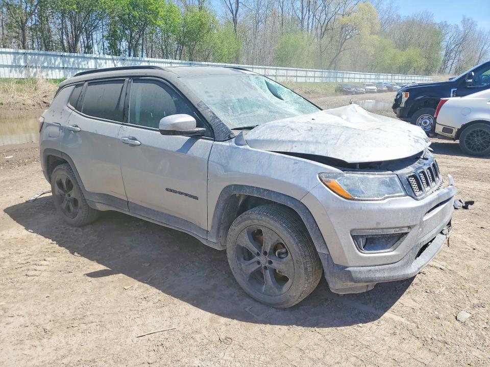 3C4NJDBB2JT325259 2018 JEEP COMPASS photo no. 4